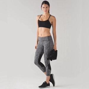 Lululemon Pace Rival Crop black white spray print size 6